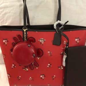 🆕🌹NWT, Coach Reversible City Tote Bouquet Red🌹